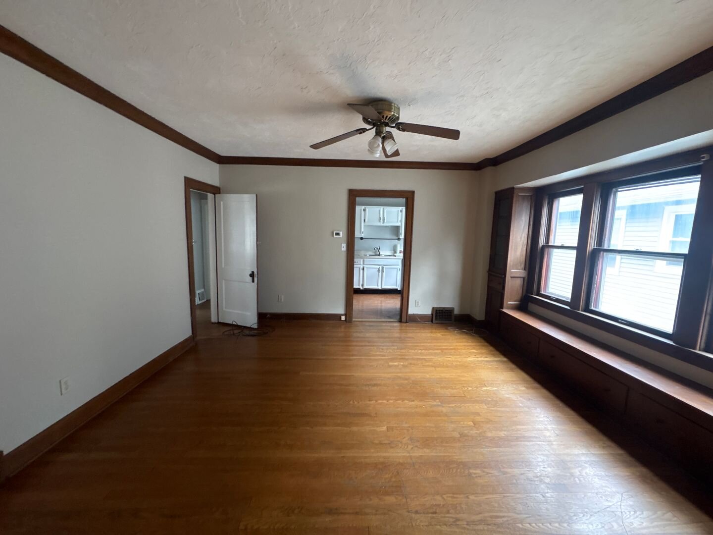 2179 Edgewood Dr. Up/Down - Unit Up Cleveland Heights, OH 44118