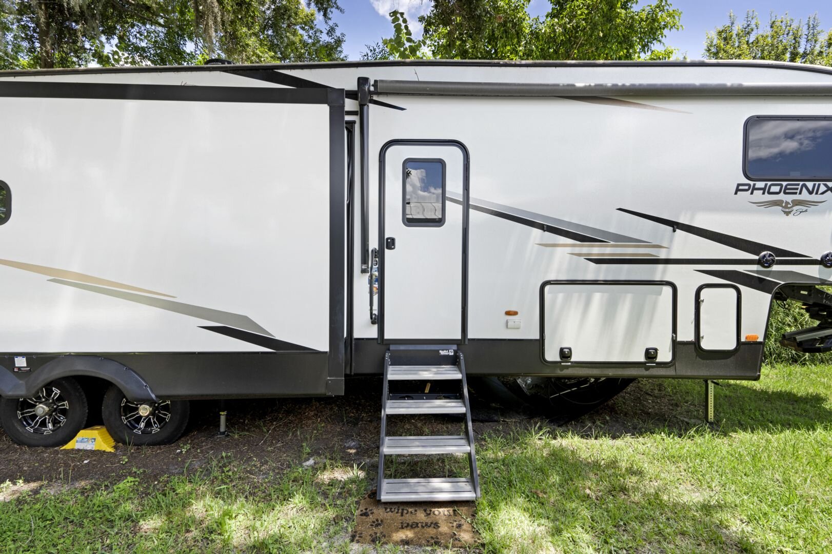 305 Linden Dr - 5th Wheel Ellenton, FL 34222