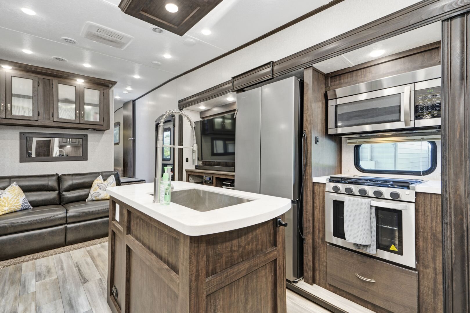 305 Linden Dr - 5th Wheel Ellenton, FL 34222