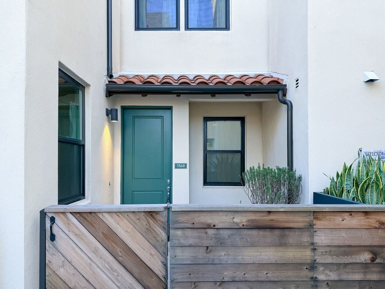 1568 E Thompson Blvd Ventura, CA 93001