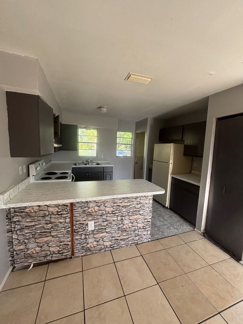 929 33rd Ave W Bradenton, FL 34205
