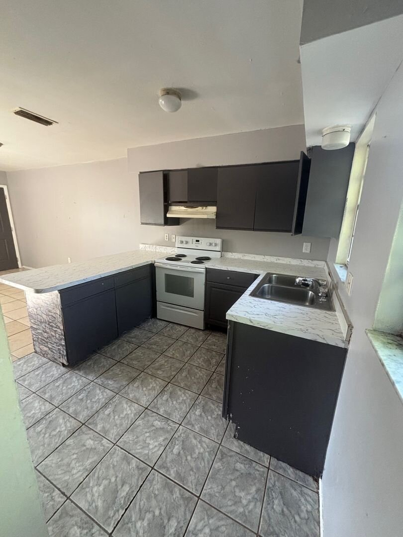 929 33rd Ave W Bradenton, FL 34205
