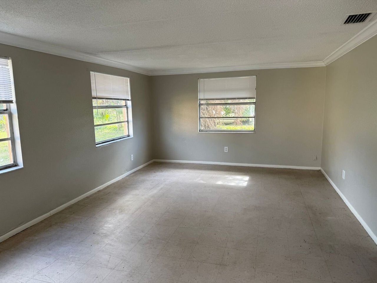 1012 57th Ave Dr E Bradenton, FL 34203