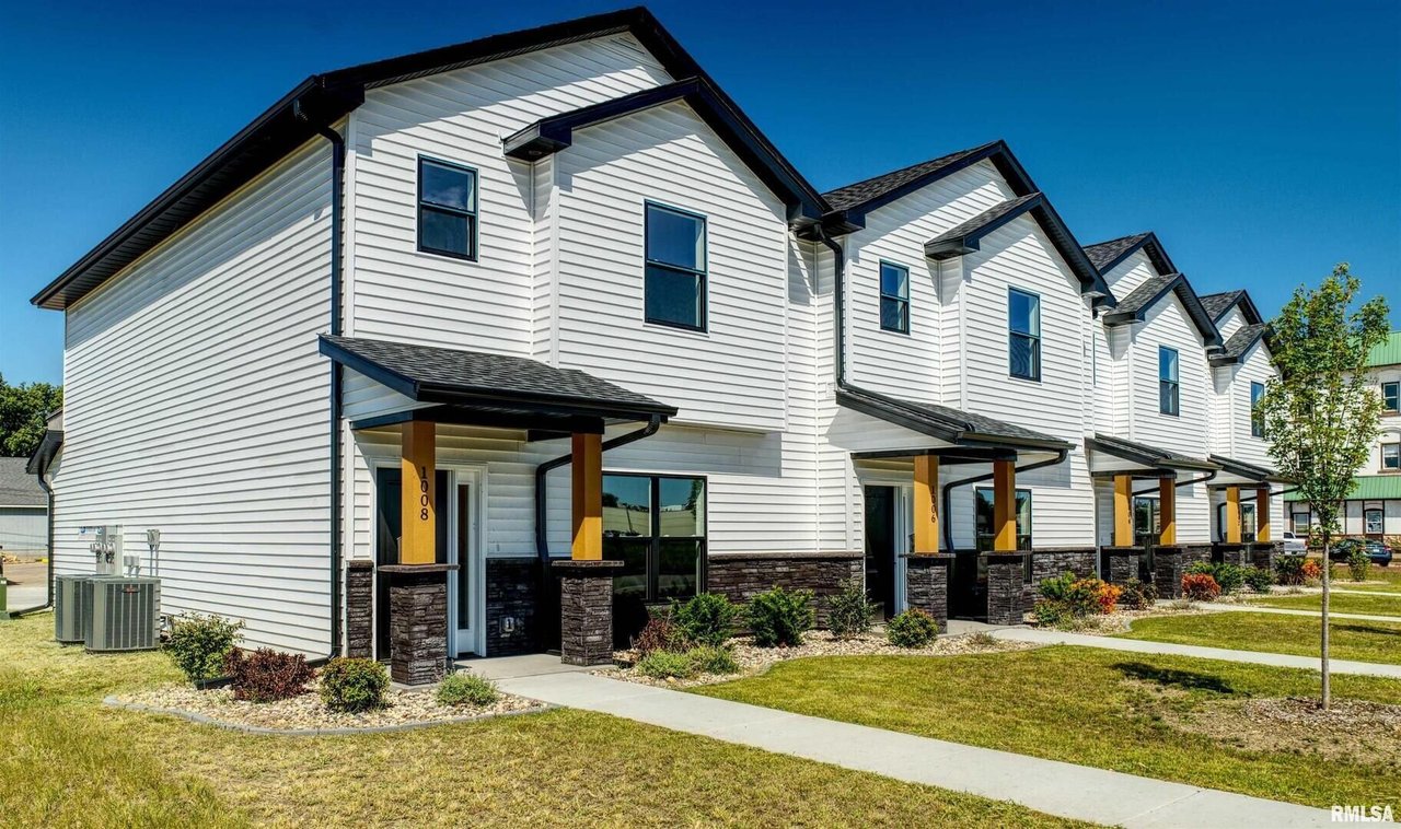 1006 S 4th Street Clinton, IA 52732