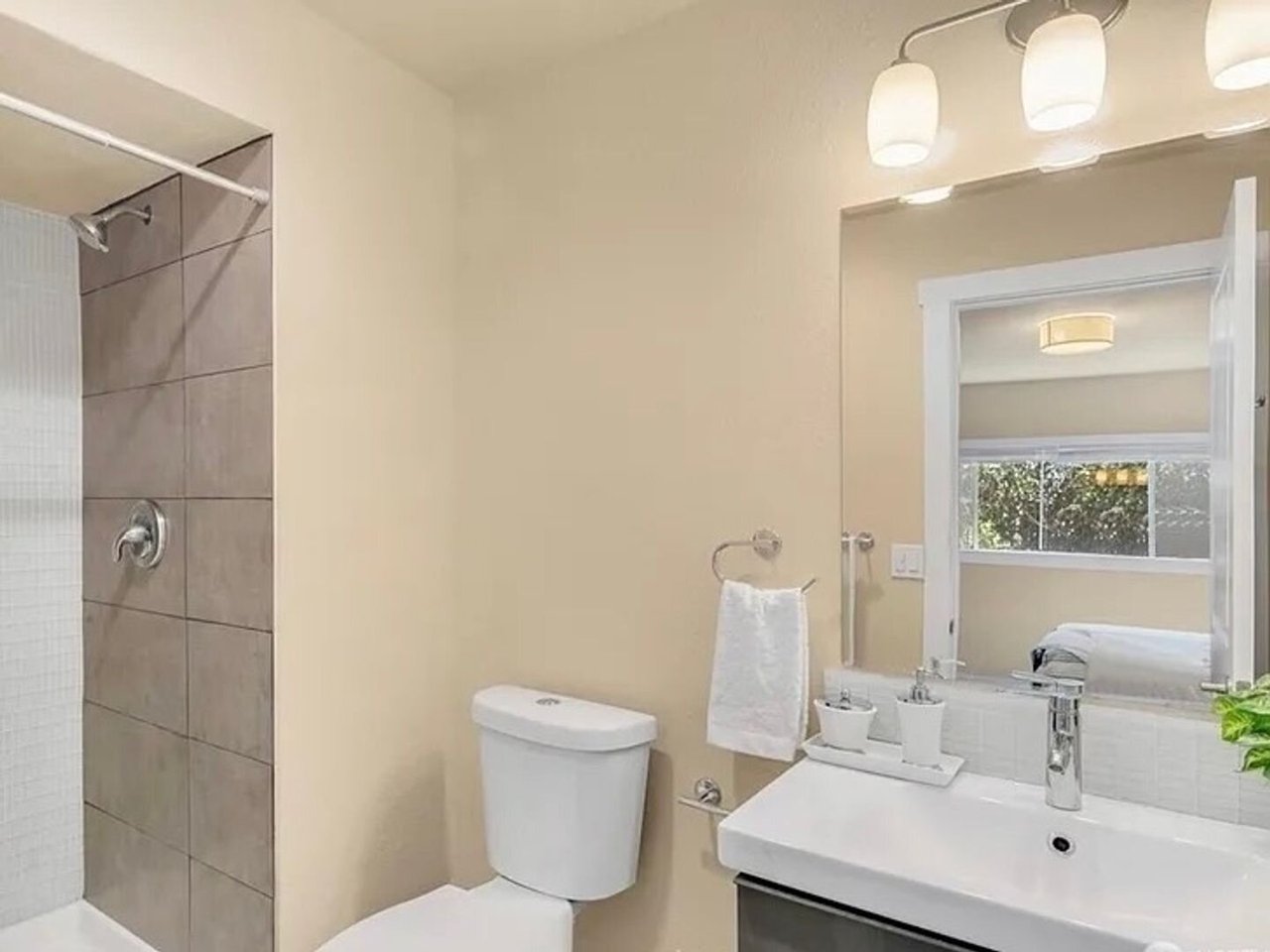 17431 Ambaum Blvd S Unit B13 Seattle, WA 98148