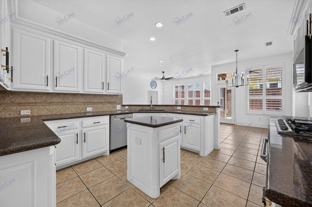 2208 Grizzly Run Ln. Euless, TX 76039
