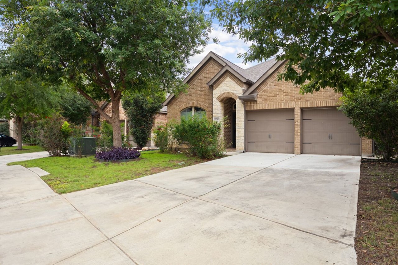 8710 White Crown San Antonio, TX 78254