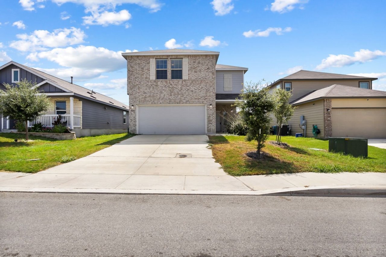5910 Frisbee Path Converse, TX 78109