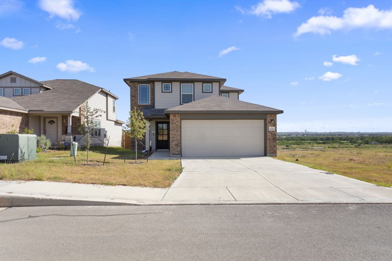 11221 Hollinger Circle Converse, TX 78109