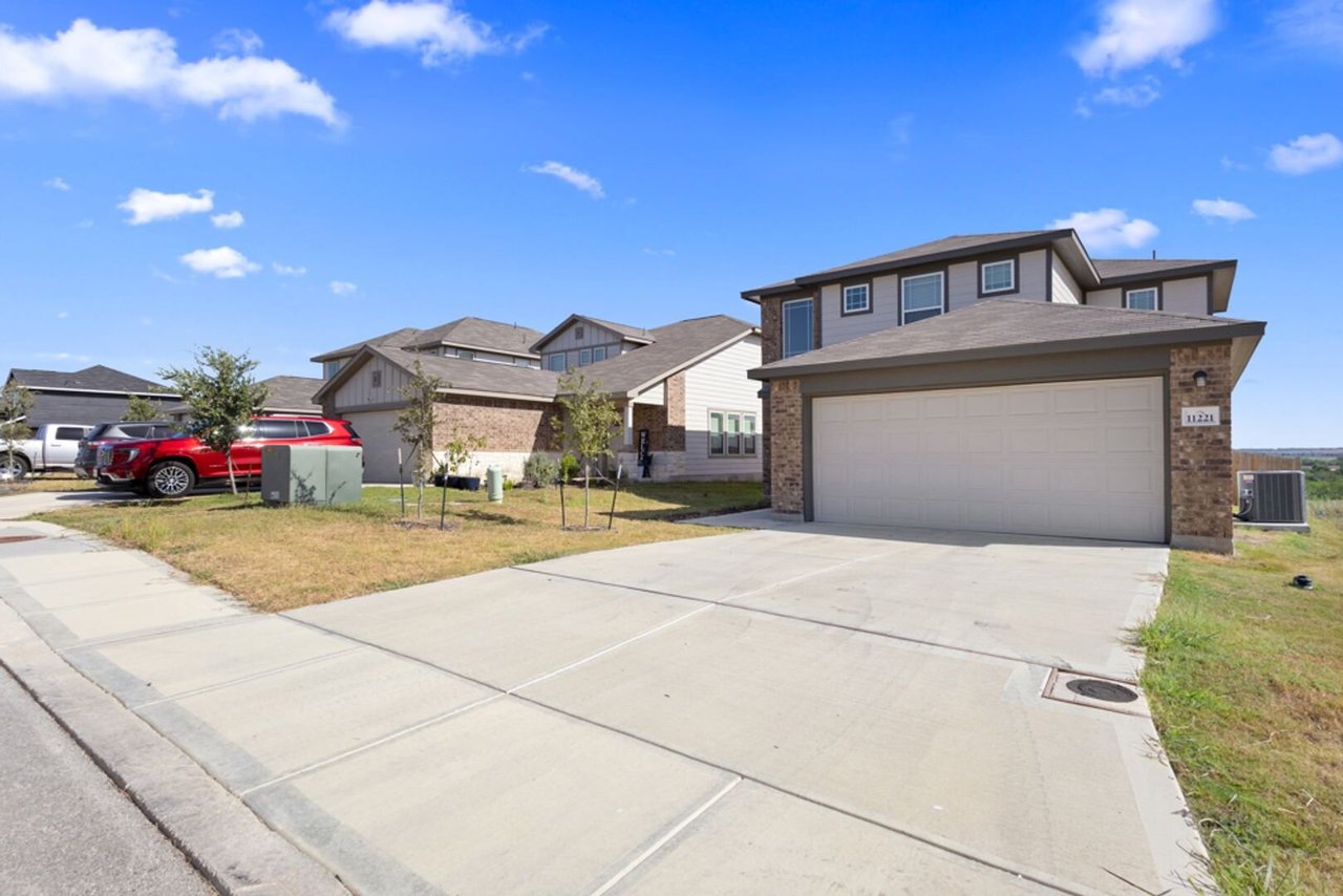 11221 Hollinger Circle Converse, TX 78109