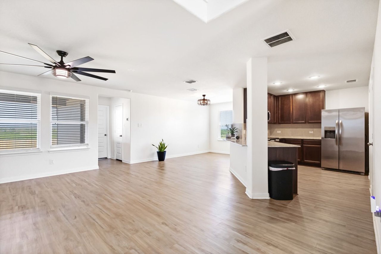 11221 Hollinger Circle Converse, TX 78109