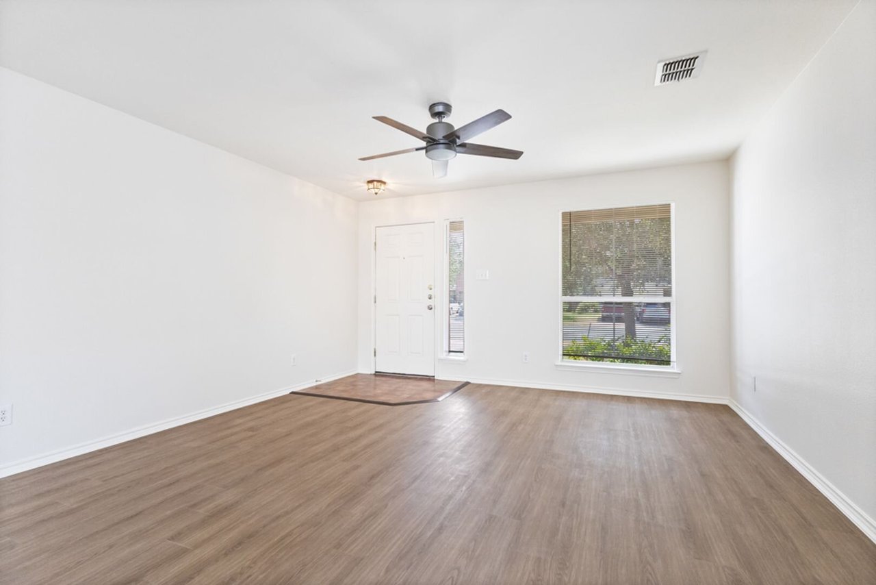 8943 Walnut Springs Universal City, TX 78148