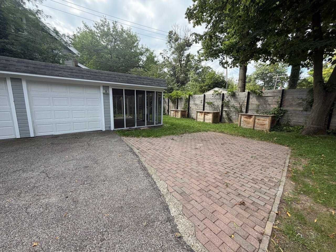 13048 Cedar Rd Cleveland Heights, OH 44118