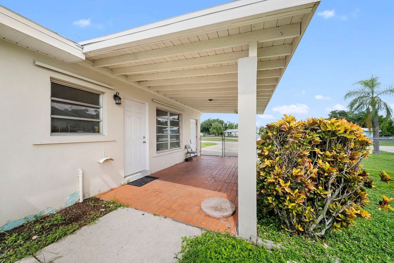 275 Lakeview Dr North Fort Myers, FL 33917