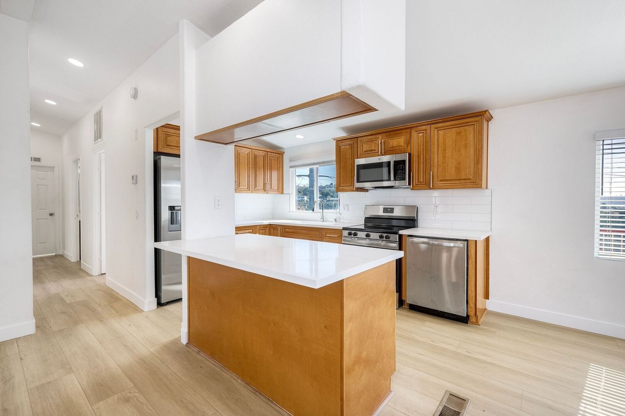 2241 Meadow Lark Dr San Diego, CA 92123