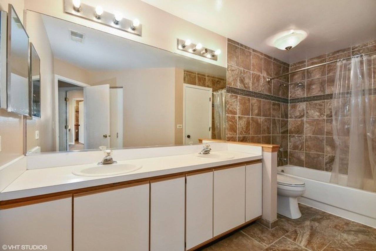 1053 ROCKPORT DR CAROL STREAM, IL 60188