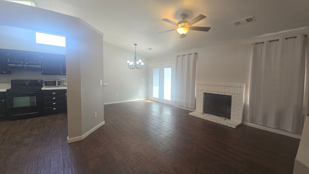 907 Meadow View Rd Hanford, CA 93230