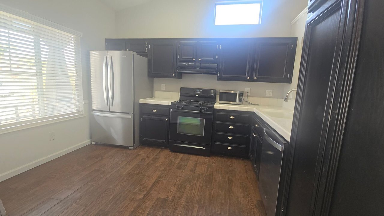 907 Meadow View Rd Hanford, CA 93230