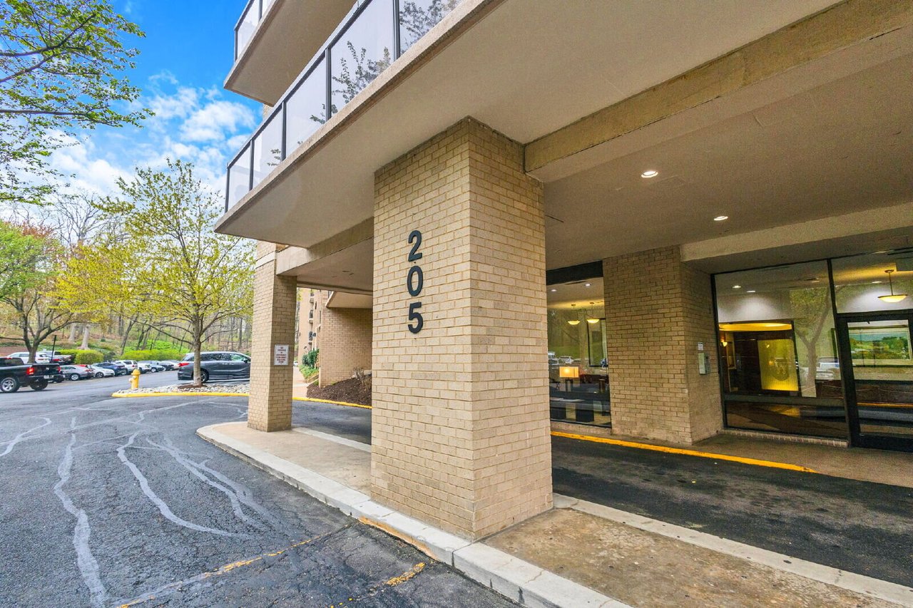 205 Yoakum Pkwy #906