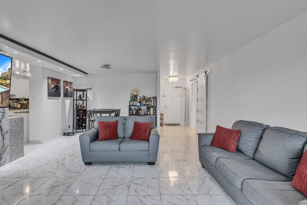 205 Yoakum Pkwy #906
