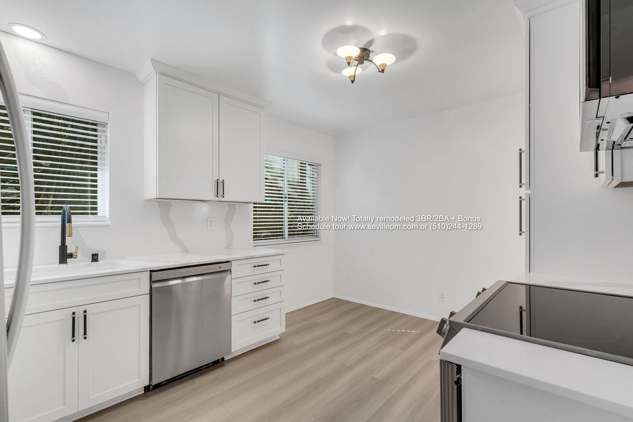 5945 Girvin Dr Oakland, CA 94611