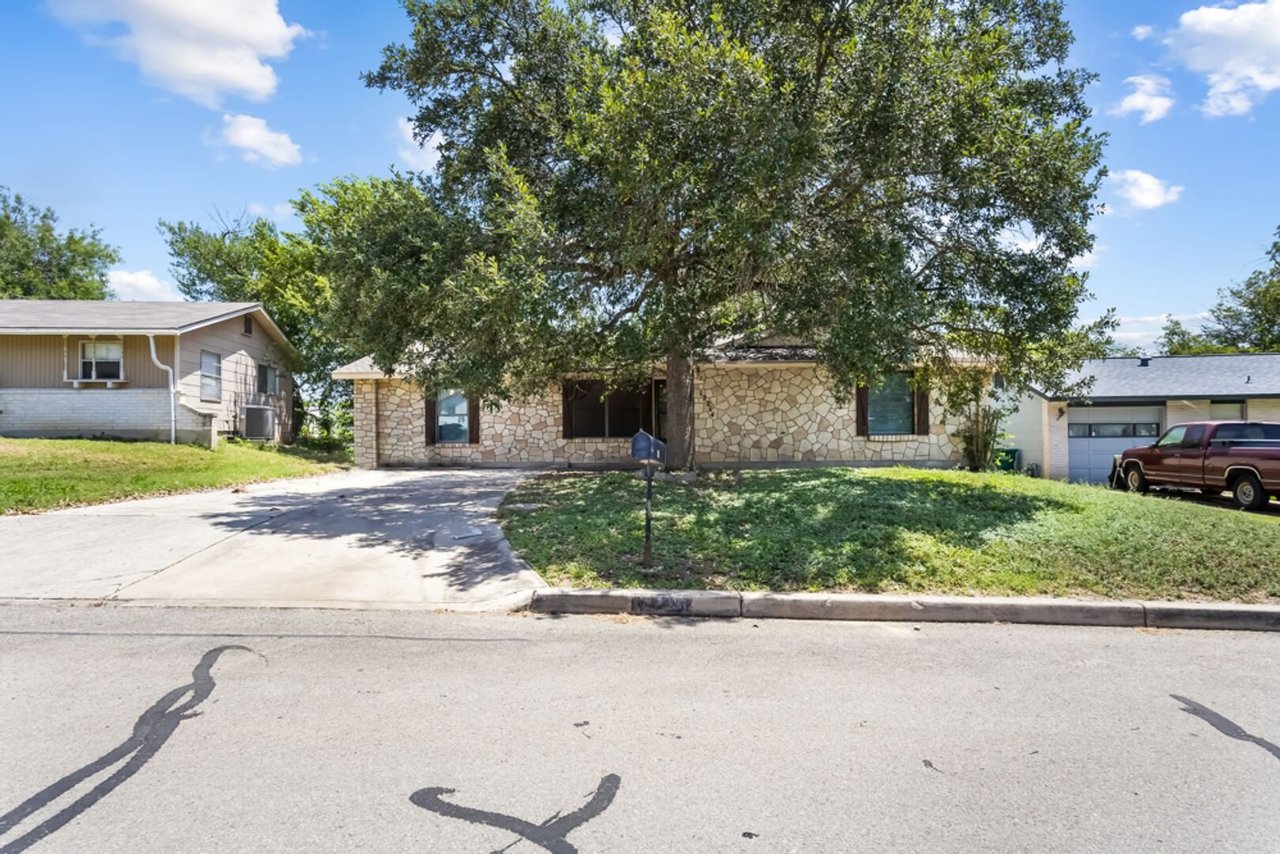 12214 Lone Shadow Trail Live Oak, TX 78233