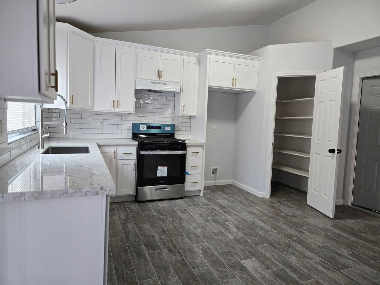 664 W Cinnamon Ave Hanford, CA 93230