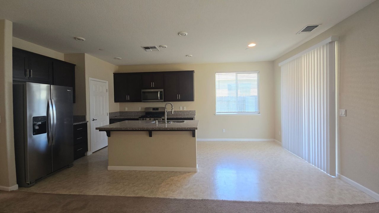 1443 Greenbrier Dr Hanford, CA 93230