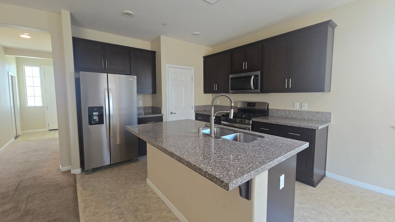 1443 Greenbrier Dr Hanford, CA 93230