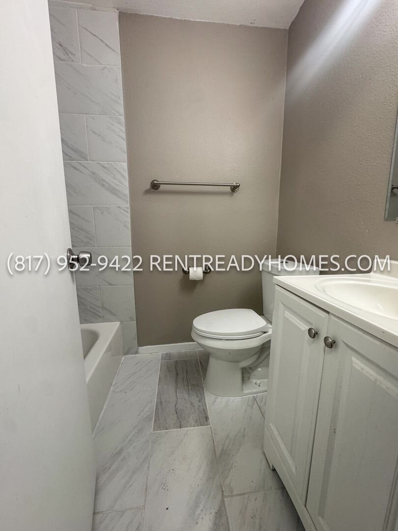104 Twining Dr - Unit B Denison, TX 75020