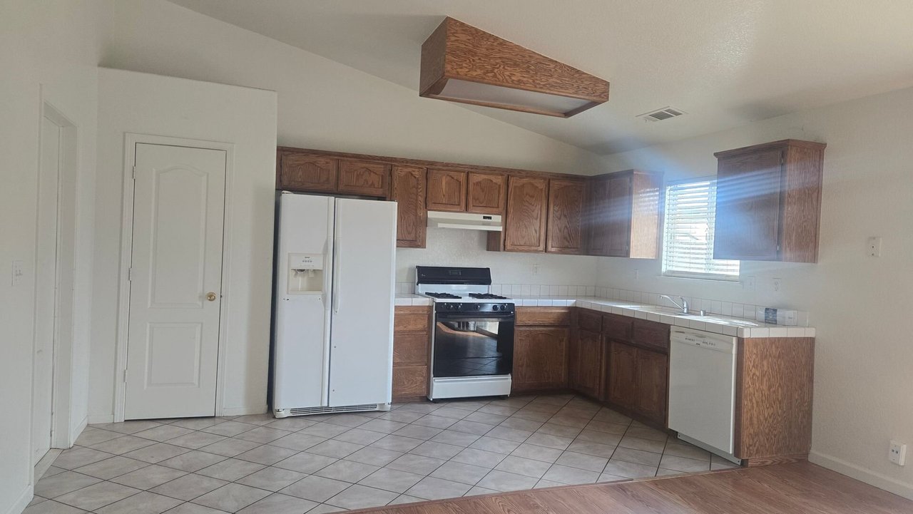 1341 Spring Ct Hanford, CA 93230