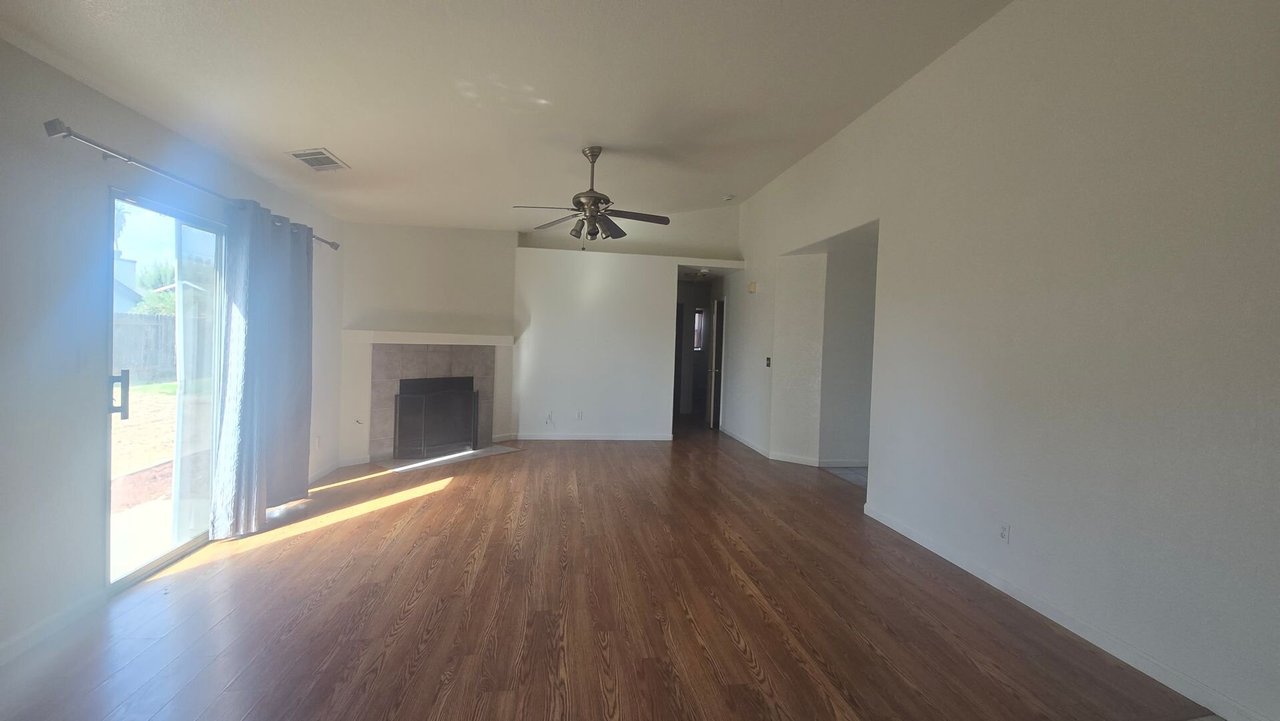 1341 Spring Ct Hanford, CA 93230