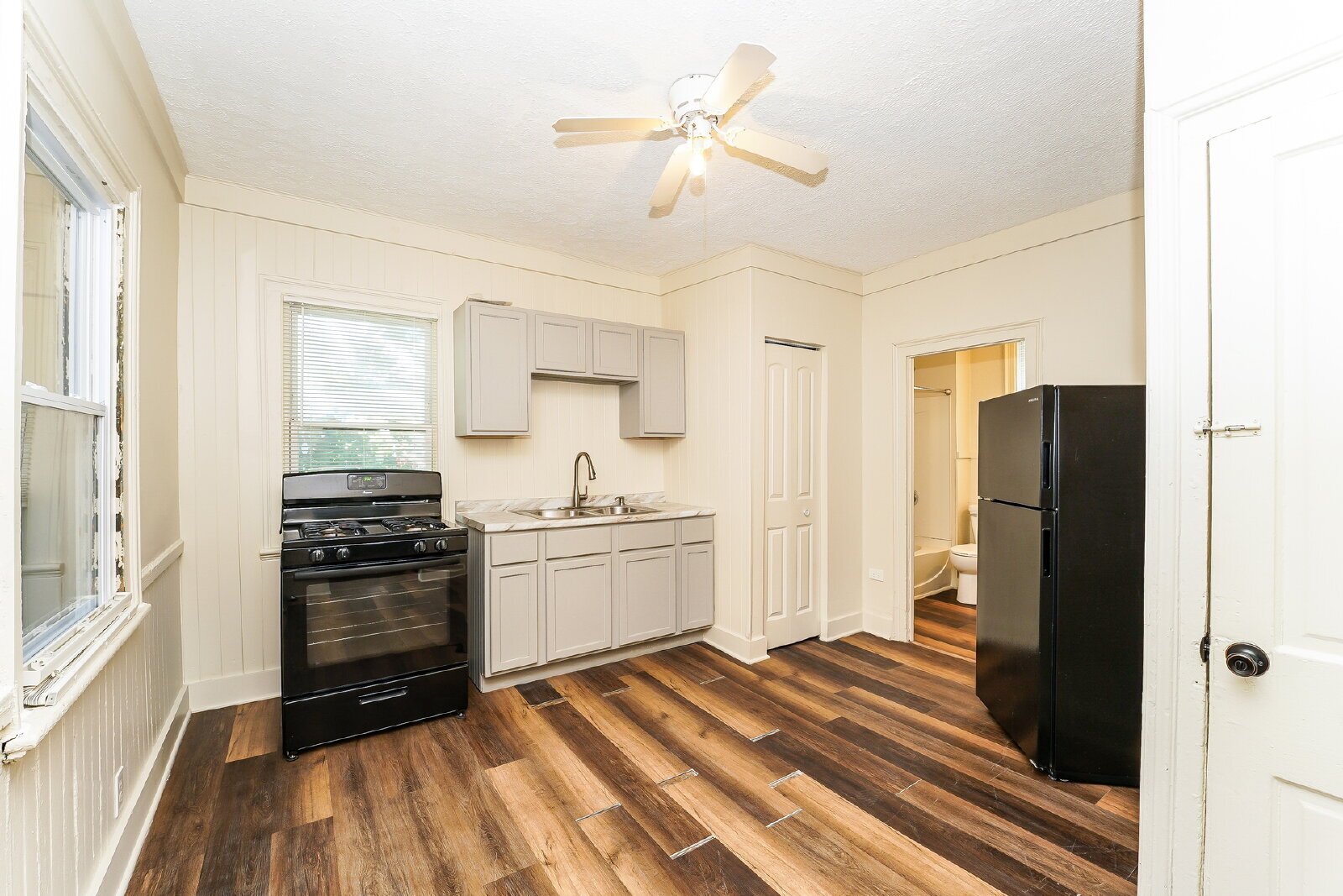 3460 Erin Ave, Cleveland, OH, 44113, US photo 9
