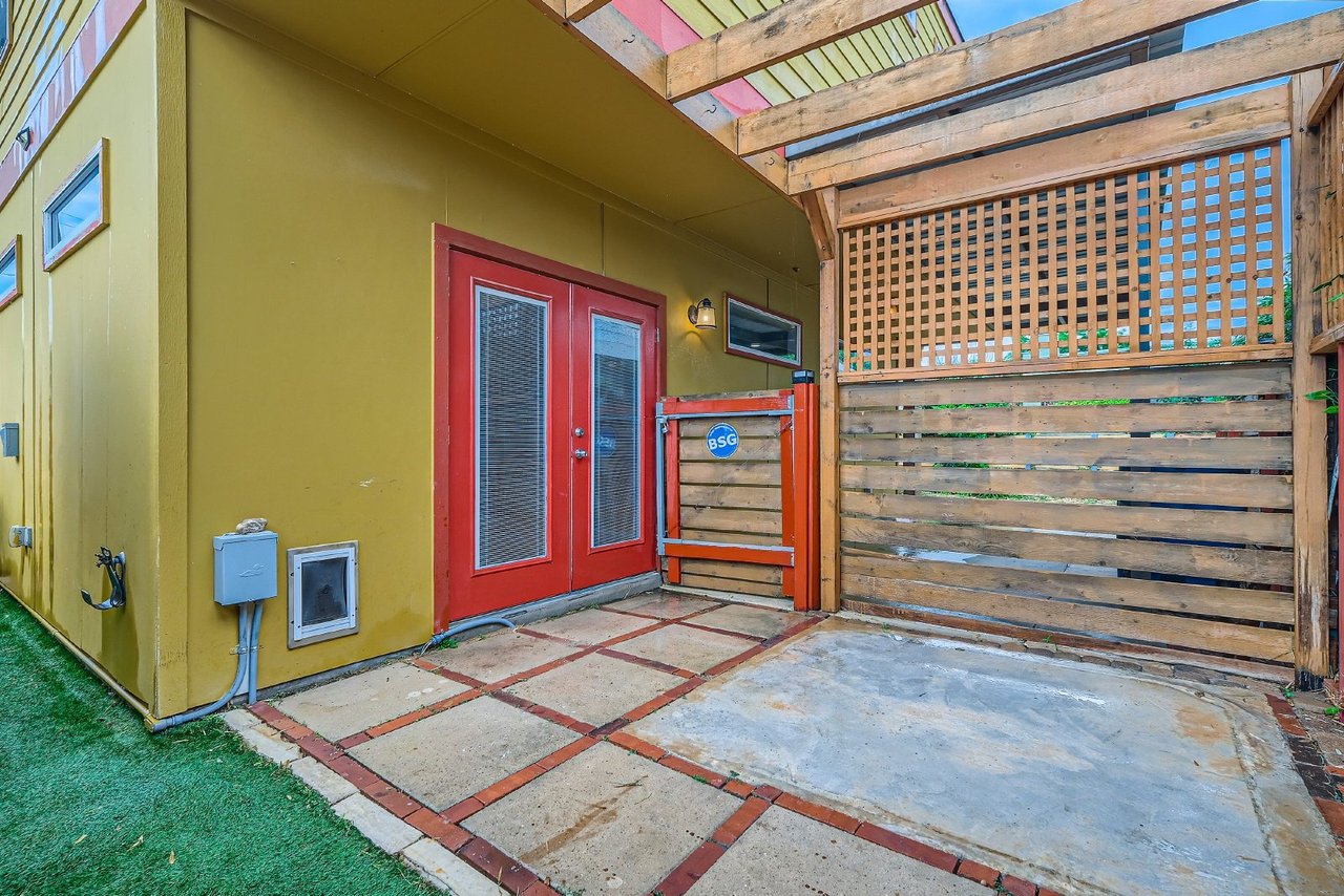 126 E Myrtle St