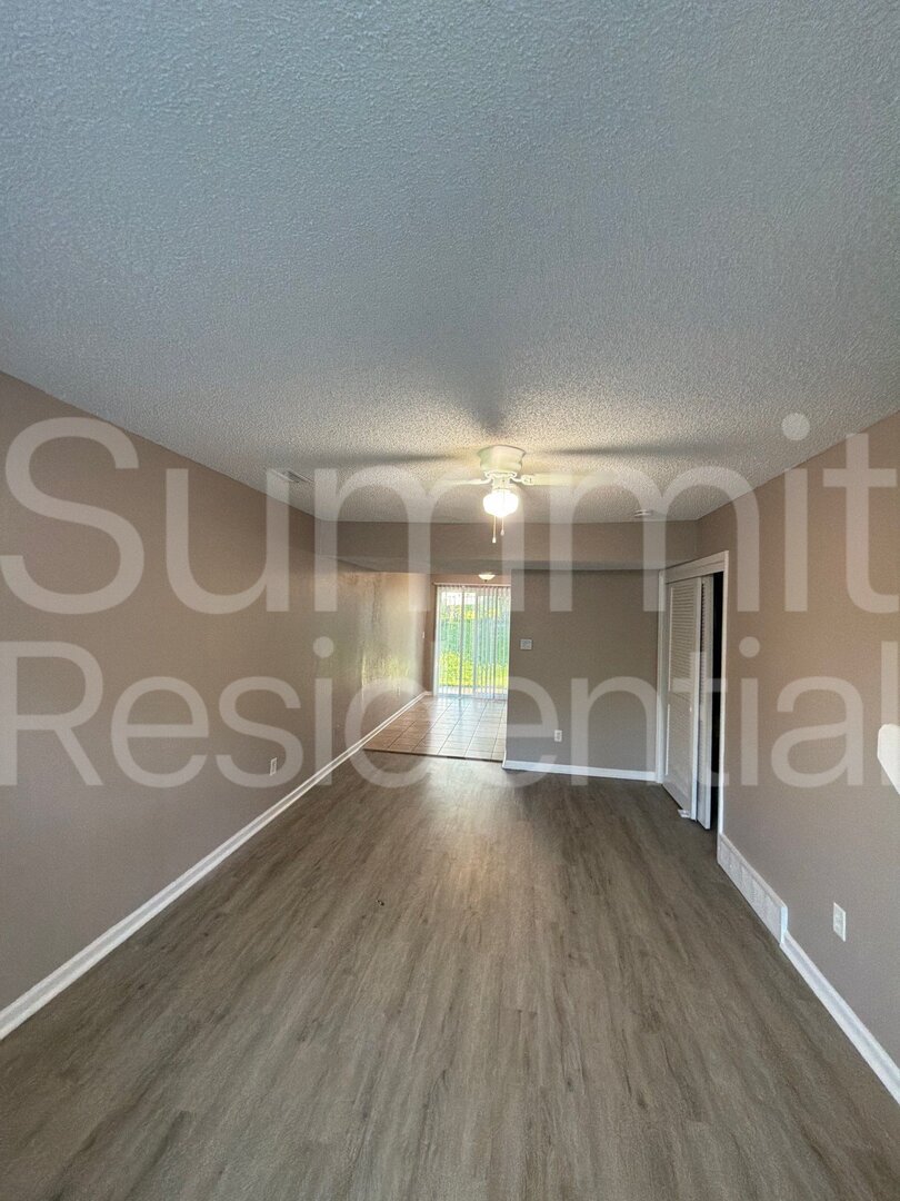 1929 E Bell Ave Des Moines, IA 50320