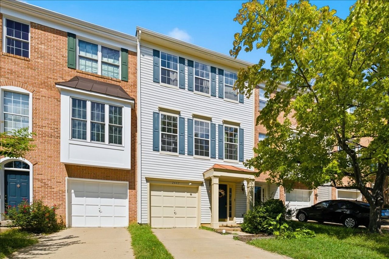 2447 Clover Field Cir Herndon, VA 20171