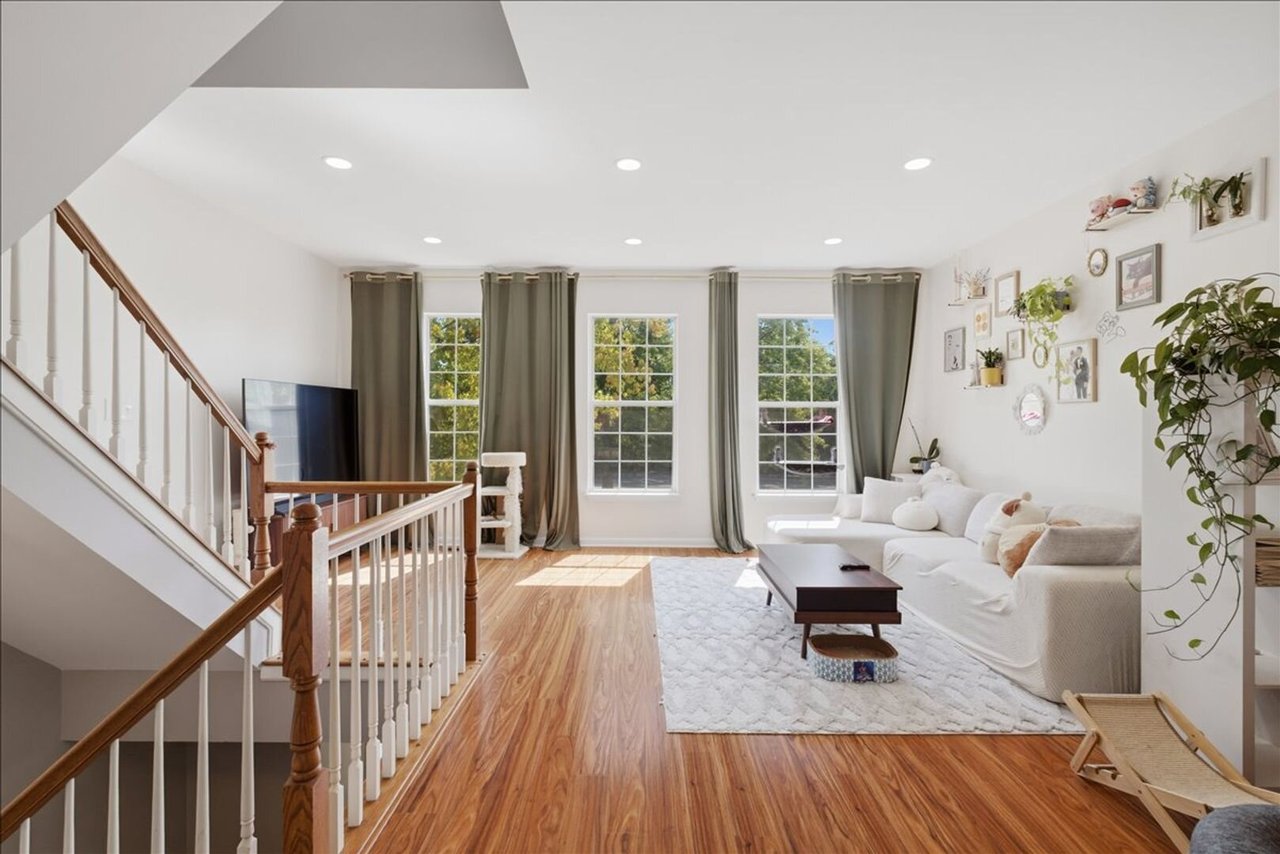 2447 Clover Field Cir Herndon, VA 20171