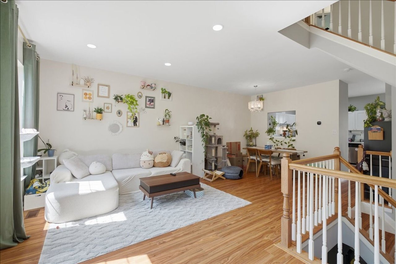 2447 Clover Field Cir Herndon, VA 20171