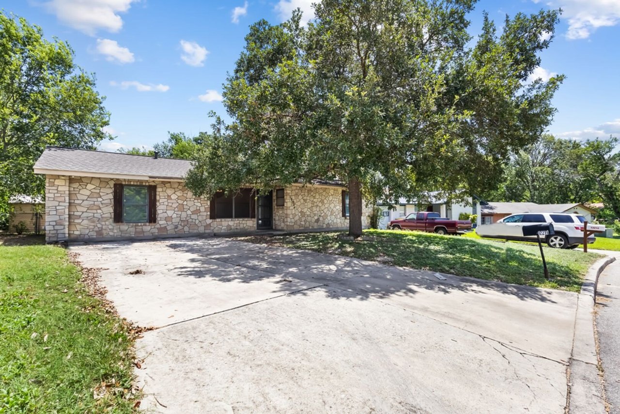 12214 Lone Shadow Trail Live Oak, TX 78233