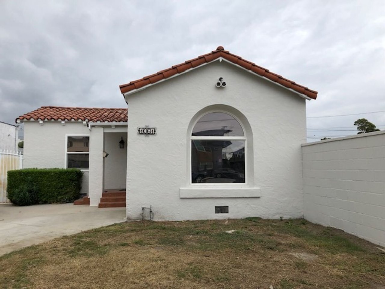 1061 E MARKET ST LONG BEACH, CA 90805