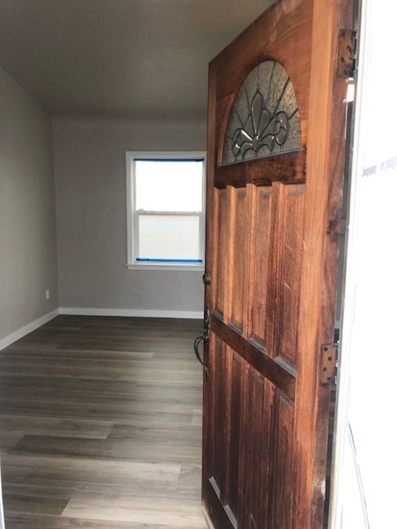1061 E MARKET ST LONG BEACH, CA 90805