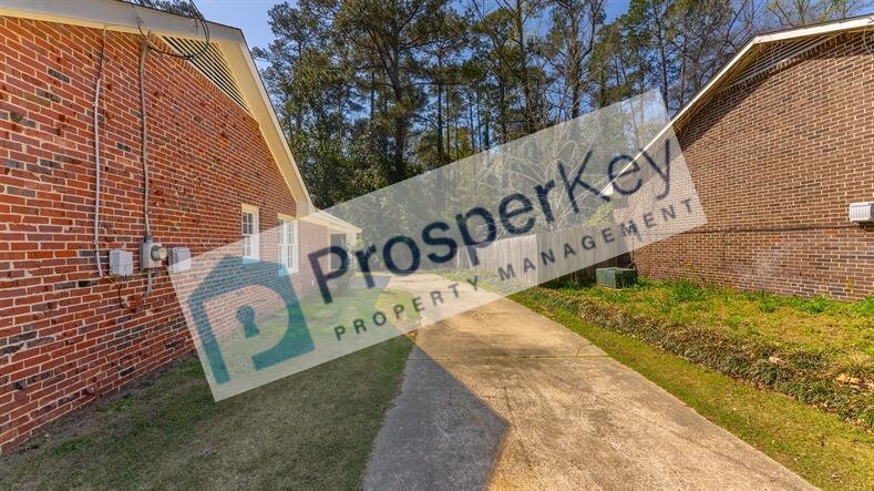 4924 Roxbury Dr