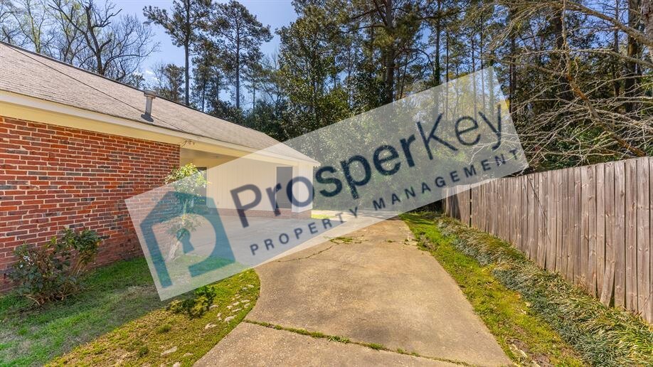 4924 Roxbury Dr