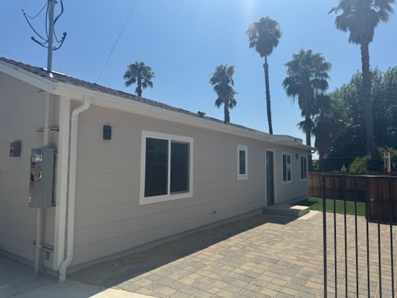 10003 Foothill Blvd Lake View Terrace, CA 91342