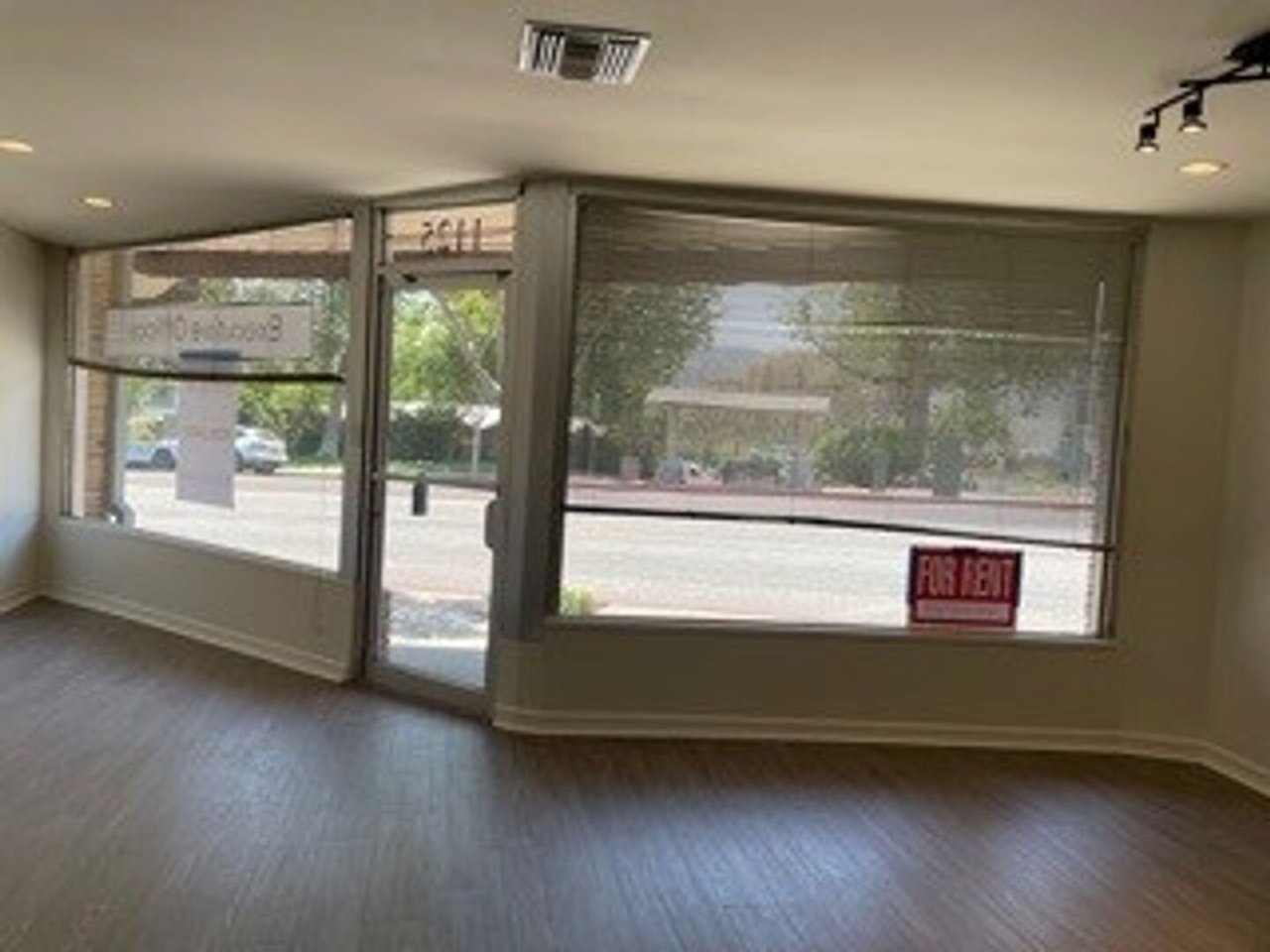 1125 Foothill Blvd La Canada, CA 91011