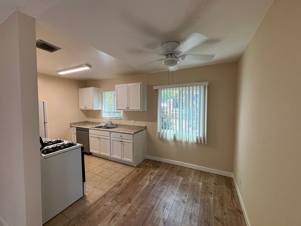 10237 Commerce Ave - 1 Tujunga, CA 91042
