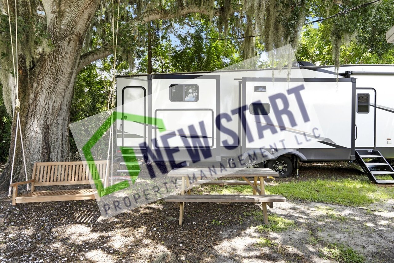 305 Linden Dr - 5th Wheel Ellenton, FL 34222
