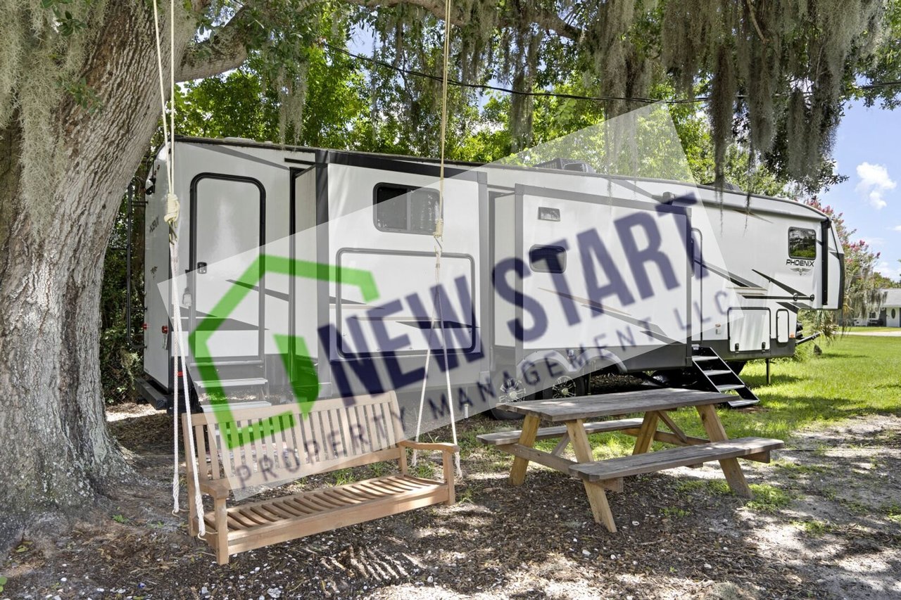 305 Linden Dr - 5th Wheel Ellenton, FL 34222