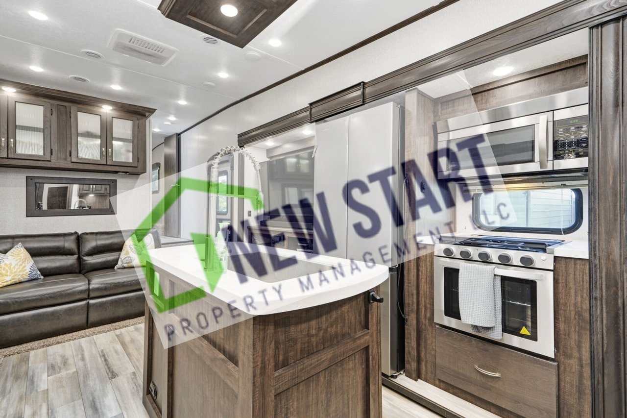 305 Linden Dr - 5th Wheel Ellenton, FL 34222