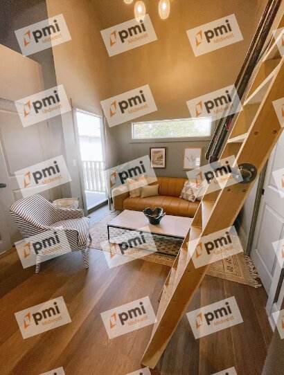 Unit W (Carriage House)